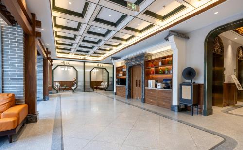 a hair salon with a ceiling with mirrors at Nostalgia S Hotel Hangzhou West Lake & Hefang Old Street 时光漫步S酒店杭州西湖湖滨河坊街店 Free fresh ground coffee,Free laundry service in Hangzhou