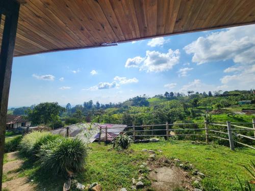 a view from the porch of a house with a view of a field at Alojamiento Rural Bellavista in Filandia