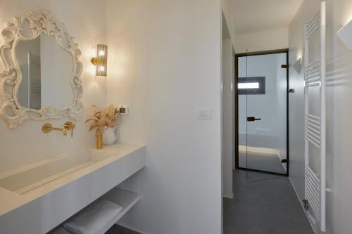 Kamini White I Villa