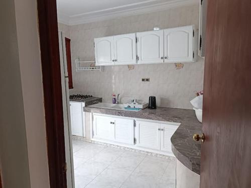 Kuchyň nebo kuchyňský kout v ubytování Villa Française à Saidia Dallas