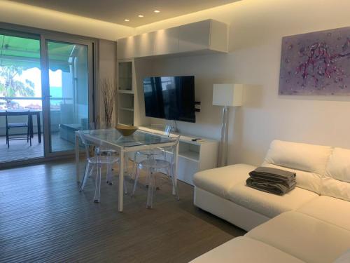 una sala de estar con un sofá y una mesa en FronteMare Luxury, en Montesilvano