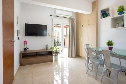 Bright, Serene Penthouse in Town Center w Seaview