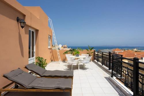 Bright, Serene Penthouse in Town Center w Seaview