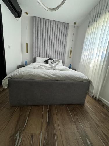 a bedroom with a large bed with a wooden floor at מון מתחמי אירוח מפוארים in Qiryat Binyamin