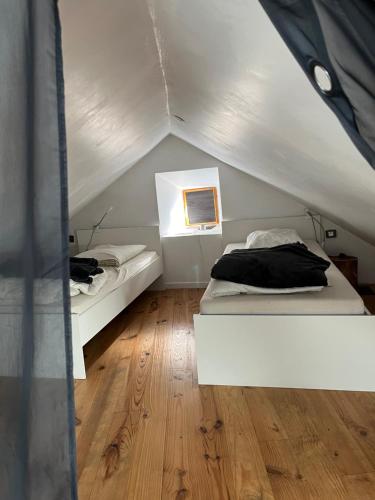 une chambre avec deux lits dans une tente dans l'établissement location de montagne, à Aste-Béon