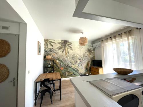 - une cuisine avec un comptoir et une table dans une pièce dans l'établissement Studio climatisé avec balcon à 10 mn des plages, à Saint-Raphaël