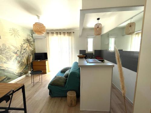 Studio climatisé avec balcon à 10 mn des plages