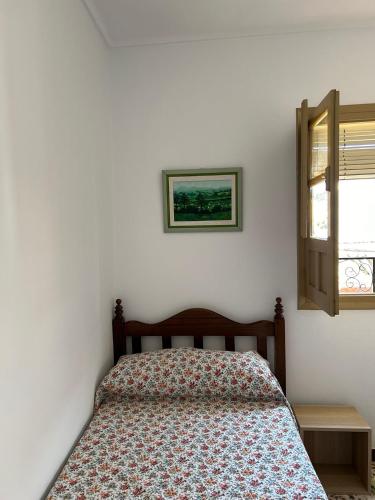 a bedroom with a bed and a window at Casa Rural La Barranca in Cuevas del Becerro