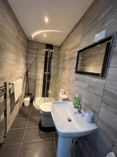 Ένα μπάνιο στο Edgerton Suites