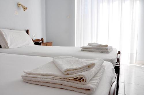 Una cama o camas en una habitación de Glaros Rooms