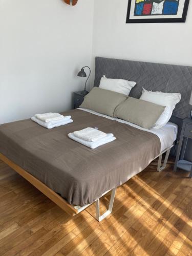 un lit avec deux serviettes dessus dans une chambre dans l'établissement Chambre d'hôte havre de paix, à Noisy-le-Sec