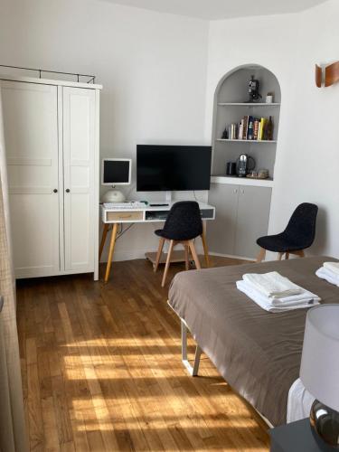une chambre avec un lit et un bureau avec un ordinateur dans l'établissement Chambre d'hôte havre de paix, à Noisy-le-Sec
