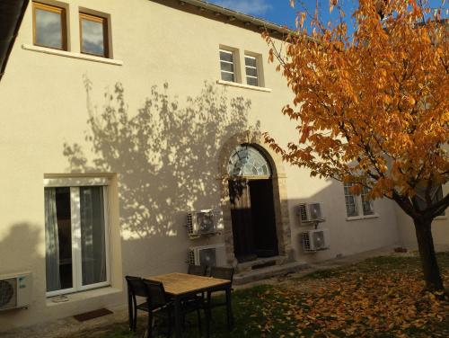 une table et des chaises devant une maison dans l'établissement T2 rénové avec parking privé à proximité de LYON, à Pierre-Bénite