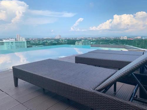 Piscina di The Astra Luxury Condo in Town o nelle vicinanze