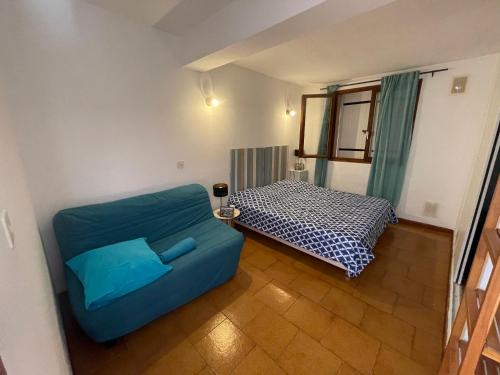 a living room with a couch and a bed at U refuggiu in Porticcio