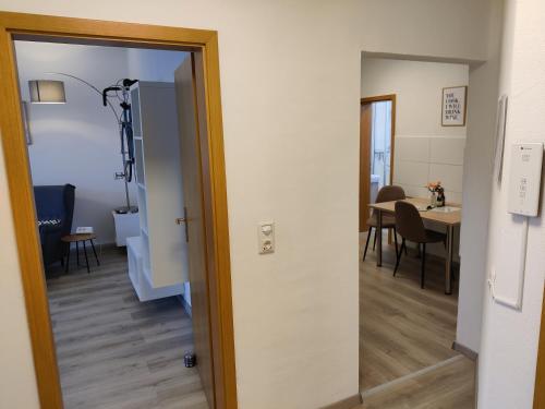 a hallway with a door leading to a dining room at Wohlfühl-Wohnungen im Herzen von Clausthal in Clausthal-Zellerfeld