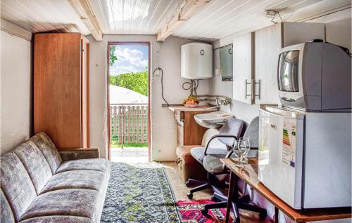 Η κουζίνα ή μικρή κουζίνα στο Awesome Home In Dzwirzyno With Wifi