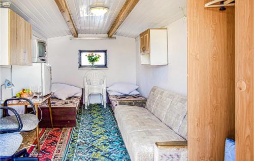 Χώρος καθιστικού στο Awesome Home In Dzwirzyno With Wifi