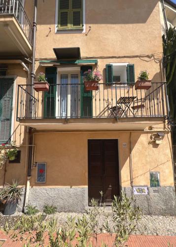 an apartment building with a balcony and a door at Casa Ami in Bordighera