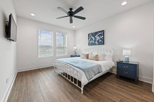 ein Schlafzimmer mit einem Bett und einem Deckenventilator in der Unterkunft Cajun French House-2 King Beds-Near Sports Complex in Lafayette