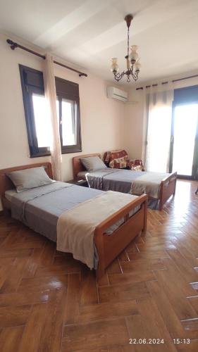 Un dormitorio con dos camas y un sofá. en Kallithea Eco-Village, en Kallithea Halkidikis