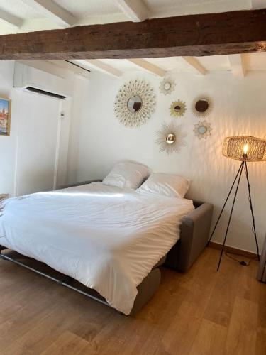 Ένα ή περισσότερα κρεβάτια σε δωμάτιο στο Studio au calme en plein coeur d'Ajaccio