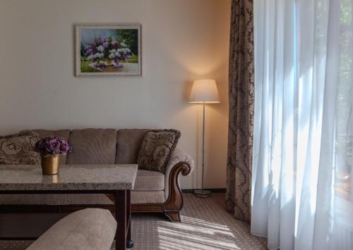 a living room with a couch and a table at Pu&scaron;ynė in Bir&scaron;tonas