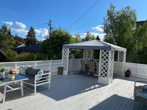 En balkon eller terrasse på Flott enebolig, med 3 soverom og 2 bad, med kort vei til sentrum