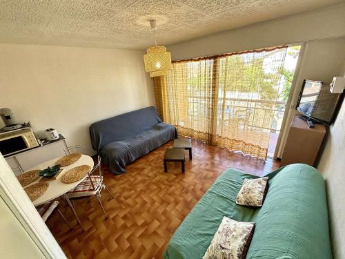 un salon avec un canapé et une table dans l'établissement Studio cosy à Port-la-Nouvelle, à 300m de la plage, avec balcon, salon de jardin et ménage inclus - FR-1-229C-374, à Port-la-Nouvelle