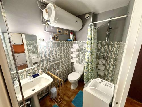 une petite salle de bain avec un lavabo et des toilettes dans l'établissement Studio cosy à Port-la-Nouvelle, à 300m de la plage, avec balcon, salon de jardin et ménage inclus - FR-1-229C-374, à Port-la-Nouvelle