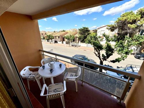 d'un balcon avec une table et des chaises offrant une vue sur la rue. dans l'établissement Studio cosy à Port-la-Nouvelle, à 300m de la plage, avec balcon, salon de jardin et ménage inclus - FR-1-229C-374, à Port-la-Nouvelle