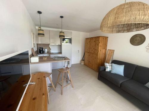 Studio Cabine avec Piscine, à 150m de la Plage, Quartier Animé, Parking Privé, 4 pers, Animaux Non Admis