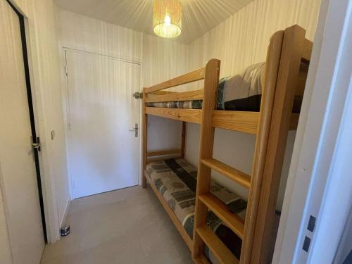 Studio Cabine avec Piscine, à 150m de la Plage, Quartier Animé, Parking Privé, 4 pers, Animaux Non Admis
