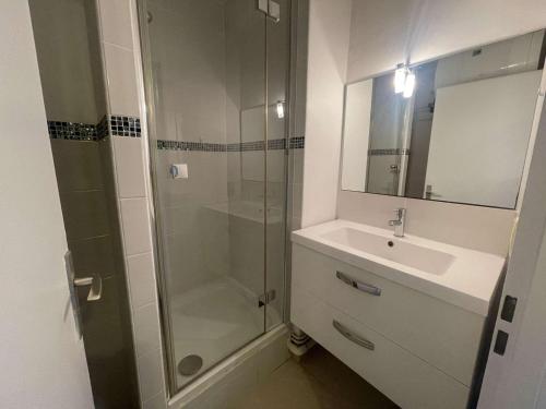 Studio Cabine avec Piscine, à 150m de la Plage, Quartier Animé, Parking Privé, 4 pers, Animaux Non Admis