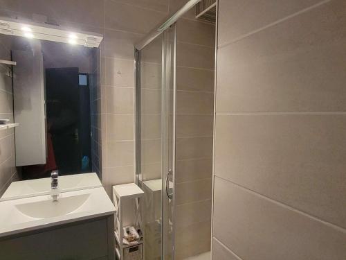 une salle de bain avec douche et lavabo dans l'établissement Appartement 2 Chambres - Terrasse - Centre Station - Parking - FR-1-393-162, à Saint-Michel-de-Chaillol