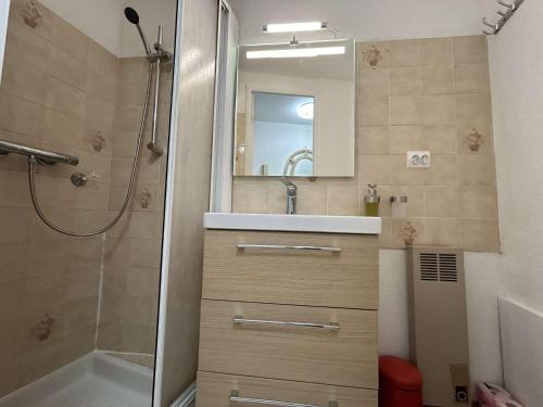 une salle de bain avec une douche, un lavabo et un miroir dans l'établissement Studio Mezzanine Lumineux à 50m de la Plage – 5 Couchages à Sainte-Maxime - FR-1-226-474, à Sainte-Maxime