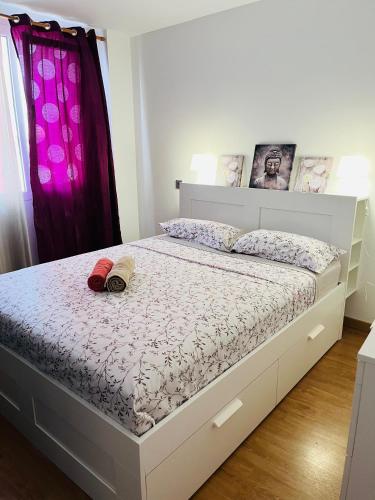 a bedroom with a bed with two hats on it at Yudelmys confort in Las Palmas de Gran Canaria