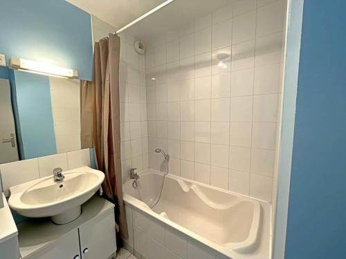 une salle de bain avec un lavabo, une baignoire et des toilettes dans l'établissement Superbe T2 Bis Proche Plage avec Balcon et Parking - FR-1-646-44, à Berck-sur-Mer