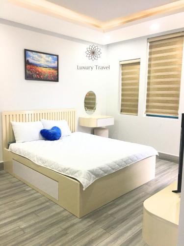 a bedroom with a large bed in a room at Biệt thự 3 phòng ngủ Novaworld Phan Thiết in Bình Sum