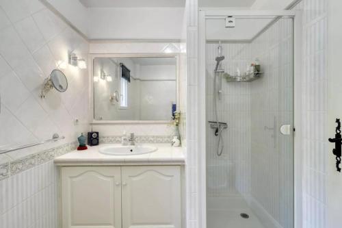 une salle de bain blanche avec un lavabo et une douche dans l'établissement Villa Thymfalaise - Heated Pool, Sea-View, Close to Beach, à Roquebrune-sur Argens