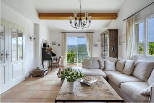 un salon avec un canapé et une table dans l'établissement Villa Thymfalaise - Heated Pool, Sea-View, Close to Beach, à Roquebrune-sur Argens