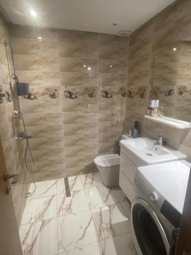 アガディールにあるLuxuswohnung mit tollen Meerblickのトイレ、洗面台、シャワー付きのバスルーム