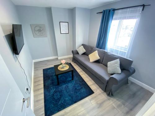 a living room with a couch and a table at Large 1-Bedroom Flat, 5 Guest, London - F4 in London