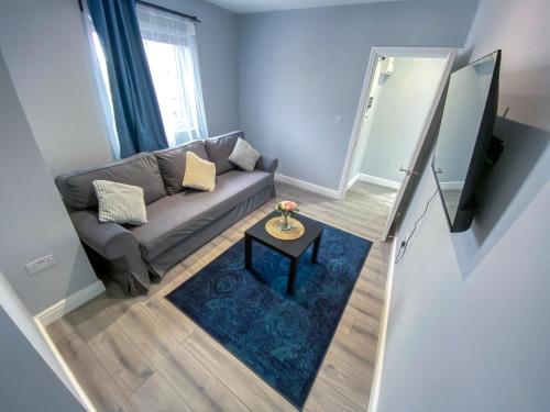 a living room with a couch and a table at Large 1-Bedroom Flat, 5 Guest, London - F4 in London