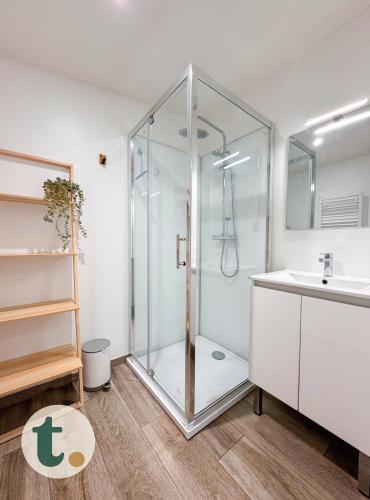 une salle de bain avec douche et lavabo dans l'établissement Tranquiloue - Gîte SPA Honorus - 5min du PuyduFou, aux Épesses