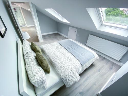 a bedroom with a bed and two pillows at Large 1-Bedroom Flat, 5 Guest, London - F4 in London