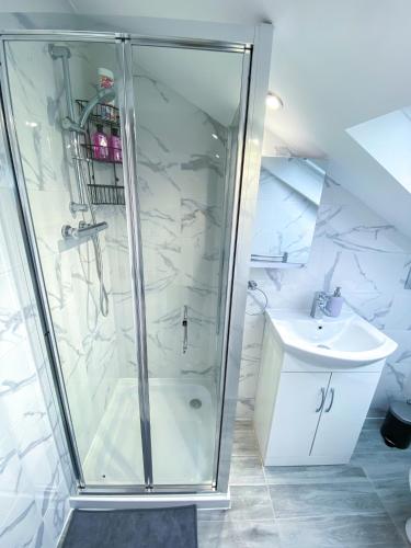 a bathroom with a shower and a sink at Large 1-Bedroom Flat, 5 Guest, London - F4 in London