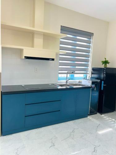 a kitchen with a blue counter and a sink at Biệt thự 3 phòng ngủ Novaworld Phan Thiết in Bình Sum