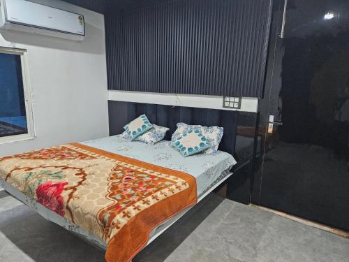 Gallery image of Midnight Black By BnBGuys in Orchha