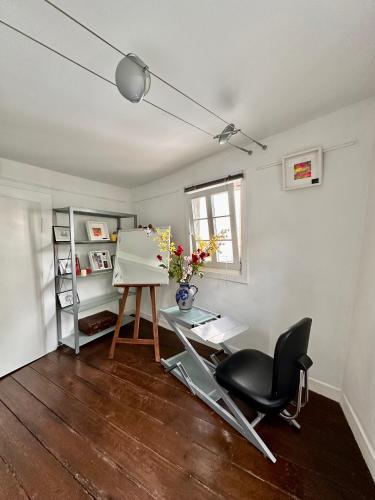 a room with a desk and a chair and a table at Hexenhäuschen Dreieichenhain in Dreieich